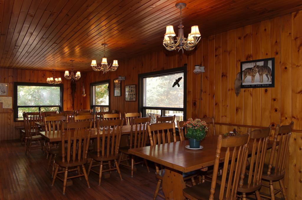 Algonquin Eco-Lodge Harcourt Exterior photo